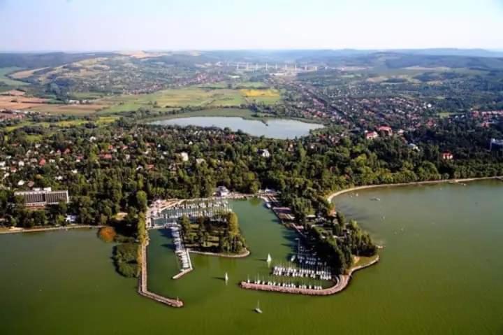 Legkondicionalt, Erkelyes Szoba, Privat Fuerdovel A Balatonon